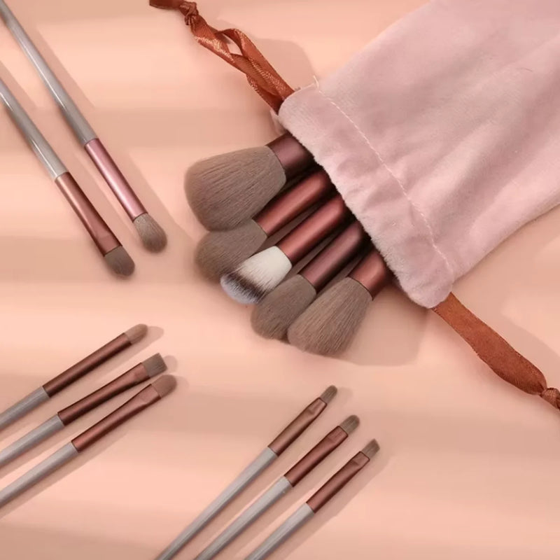 Conjunto de pincéis de maquiagem com 13 peças, base para sombra e cosméticos femininos.